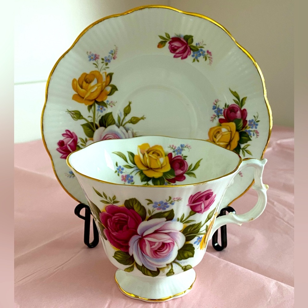 EUC Royal Albert Bone China Teacup and Saucer with Pink, Red and Yellow Roses